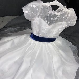 Beautiful white dress with navy blue sash size 5t